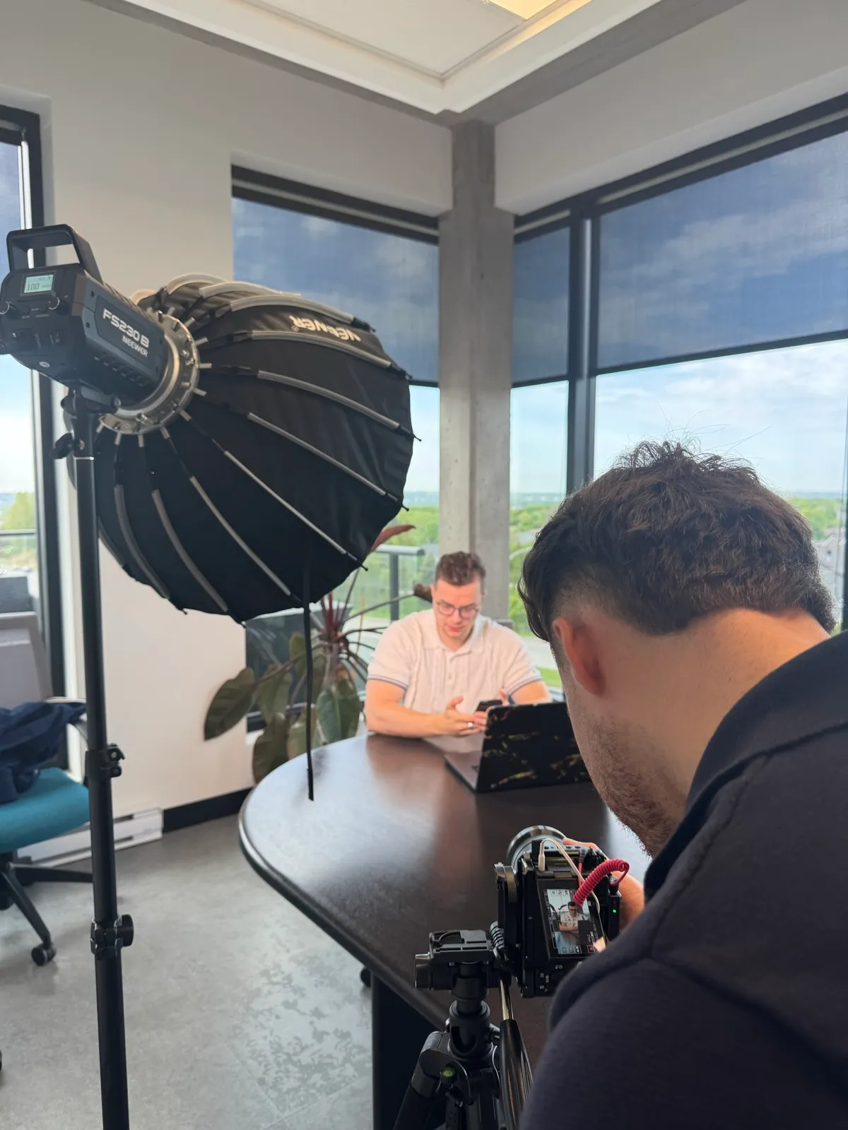 Tournage avec caméra et éclairage dans un bureau