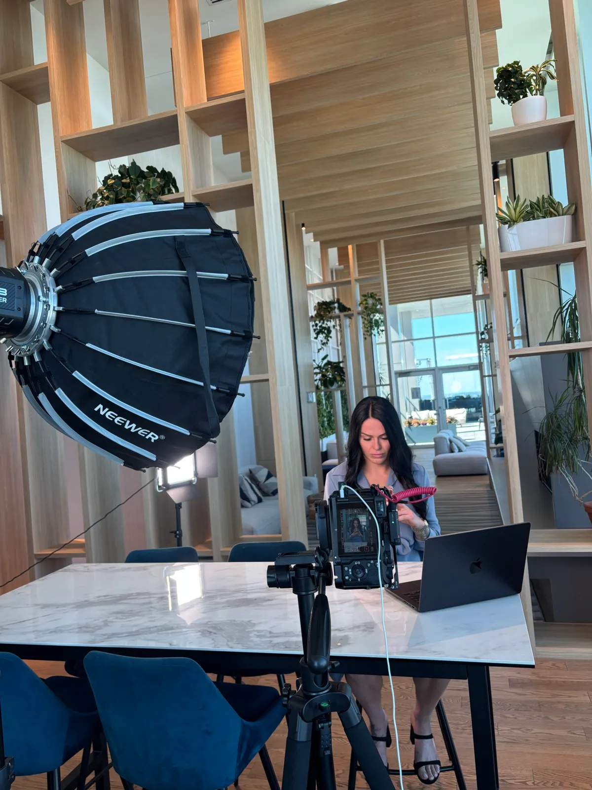 Tournage dans le hall d'un immeuble