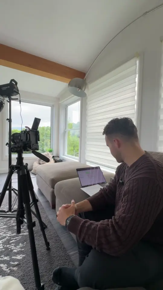 Préparation d'une entrevue filmée dans un salon