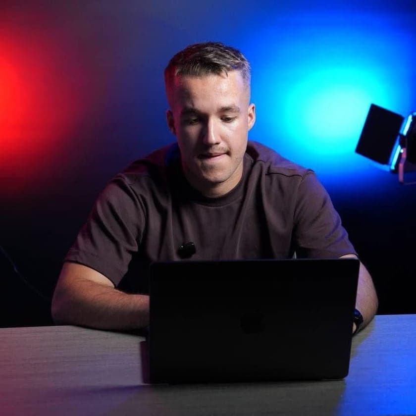 Le fondateur de Nadeauprod au travail devant son ordinateur